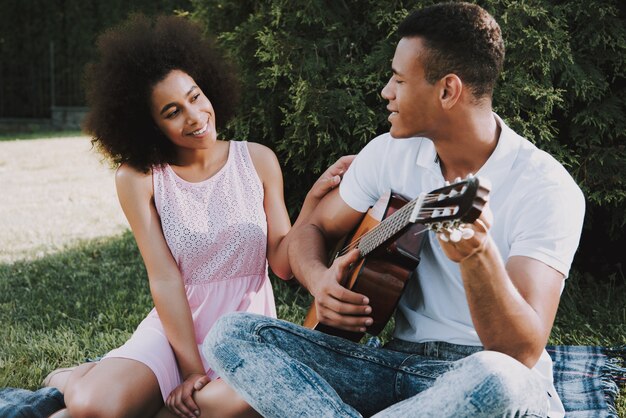 Amerikanisches Paar steht im Park am Sommer still