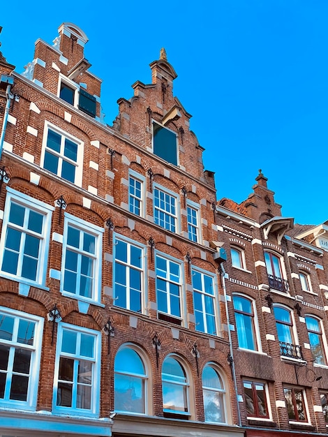 Amesterdão, na holanda, o centro histórico em tempo ensolarado.