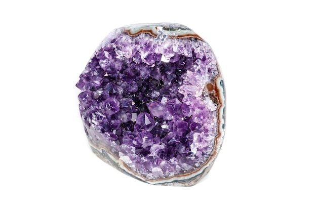 Amethyst Crystal Druse macro mineral no fundo branco