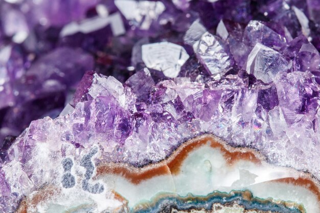 Amethyst Crystal Druse macro mineral no fundo branco