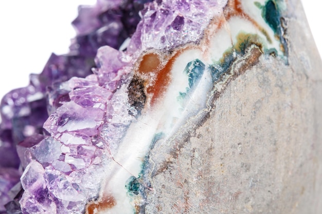 Amethyst Crystal Druse macro mineral no fundo branco