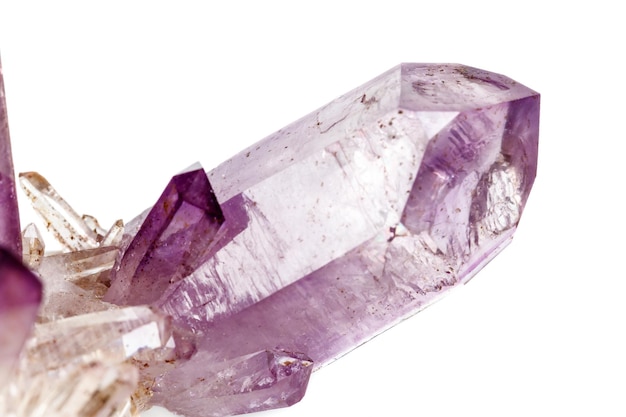 Foto amethyst crystal druse macro mineral no fundo branco