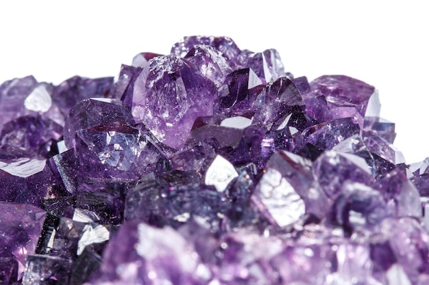 Amethyst Crystal Druse macro mineral no fundo branco