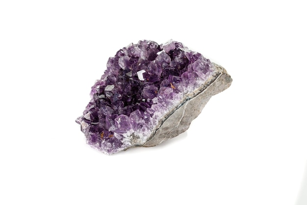 Amethyst Crystal Druse Makromineral auf weißem Hintergrund hautnah