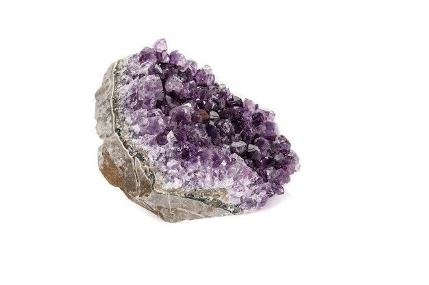 Amethyst Crystal Druse Makromineral auf weißem Hintergrund hautnah