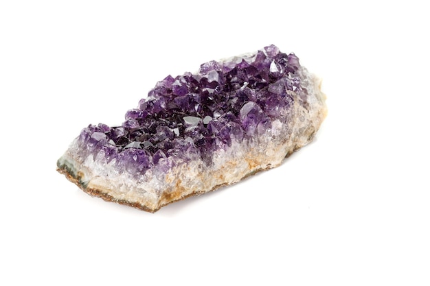 Amethyst Crystal Druse Makromineral auf weißem Hintergrund hautnah