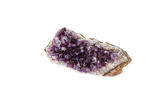 Amethyst Crystal Druse Makromineral auf weißem Hintergrund hautnah