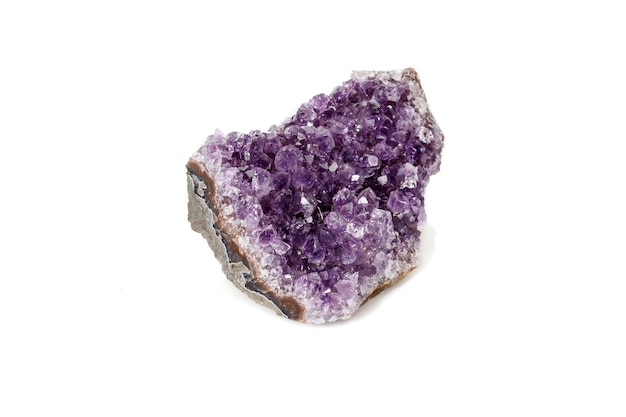 Amethyst Crystal Druse Makromineral auf weißem Hintergrund hautnah