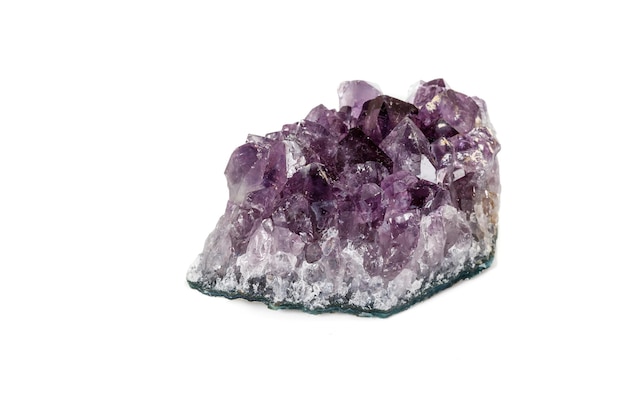 Amethyst Crystal Druse Makromineral auf weißem Hintergrund hautnah