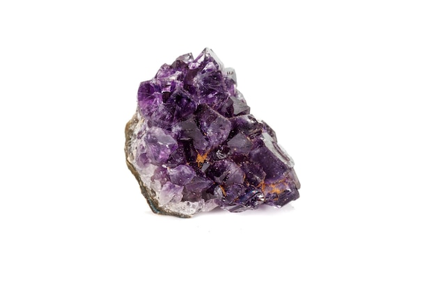 Amethyst Crystal Druse Makromineral auf weißem Hintergrund hautnah