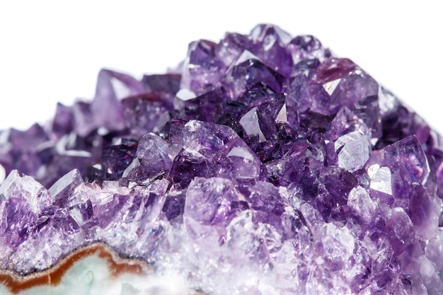 Amethyst Crystal Druse Makromineral auf weißem Hintergrund hautnah