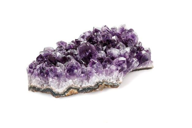 Amethyst Crystal Druse Makromineral auf weißem Hintergrund hautnah