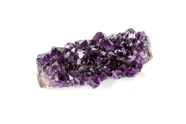 Amethyst Crystal Druse Makromineral auf weißem Hintergrund hautnah