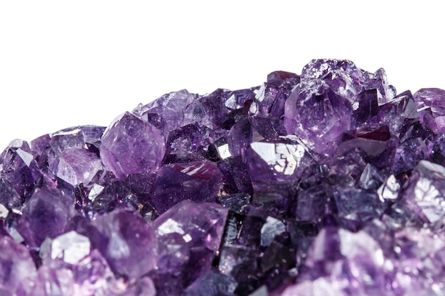 Amethyst Crystal Druse Makromineral auf weißem Hintergrund