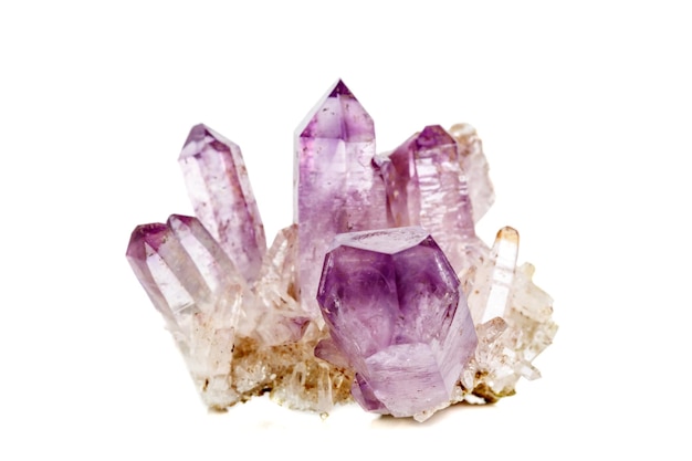 Amethyst Crystal Druse Makromineral auf weißem Hintergrund