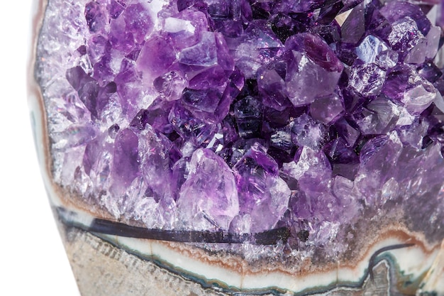 Amethyst Crystal Druse Makromineral auf weißem Hintergrund