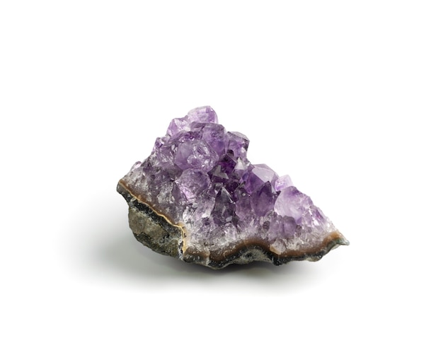 Amethyst Geode Kristall auf weißem Hintergrund