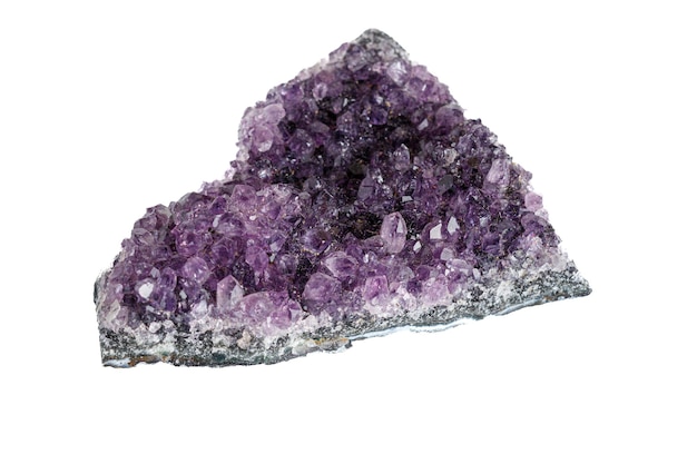 Foto amethyst-mineralstein-makro auf weißem hintergrund