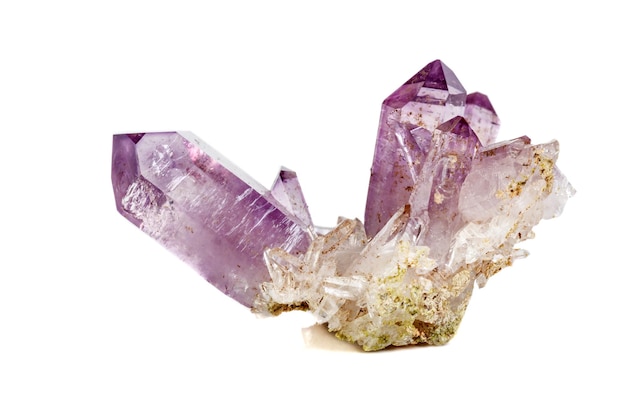 Ametista Cristal Drusa macro mineral sobre un fondo blanco