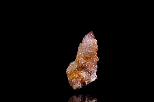 Ametista de quartzo de cacto mineral de pedra macro em um fundo preto