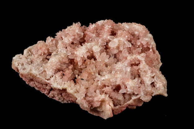 Ametista de quartzo rosa mineral de pedra macro em um fundo preto