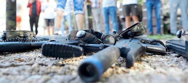 Ametralladoras militares del ejército de metal de hierro negro, armas pequeñas para soldados con silenciadores, modelos realistas para el juego de etiquetas láser airsoft. Foto de alta calidad