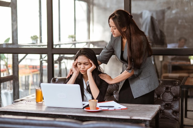 Foto una amiga empresaria intenta ayudar a su colega que tiene problemas de trabajo en la oficina