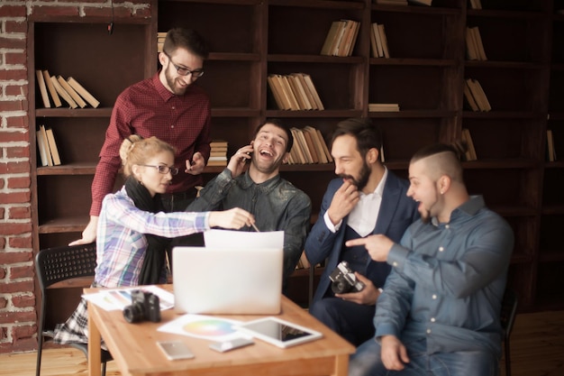 Amigable equipo de redactores en el lugar de trabajo en la oficina moderna