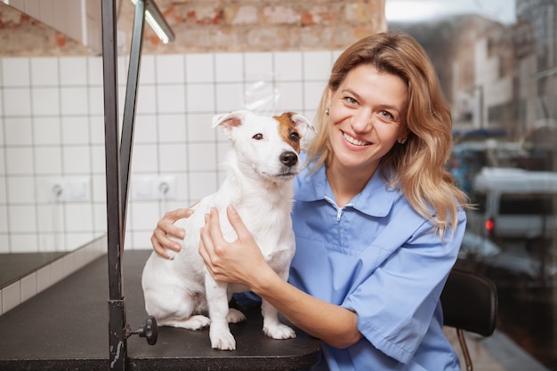 Una amigable veterinaria que trabaja en su clínica