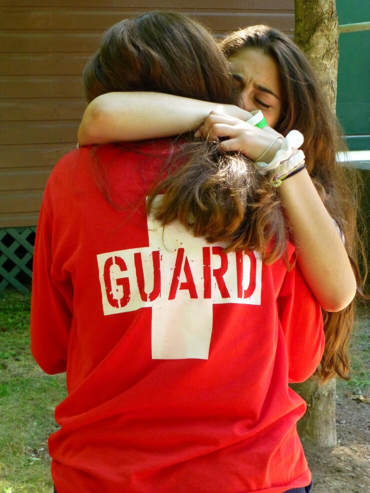 Foto amigas a abraçar-se no quintal.