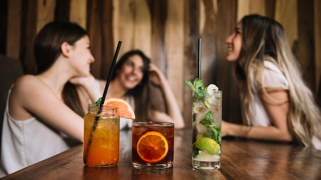 Foto amigas en un bar