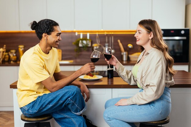 Foto amigas brindando com vinho na cozinha