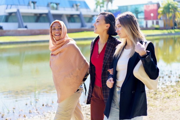 Amigas caminando por el lago