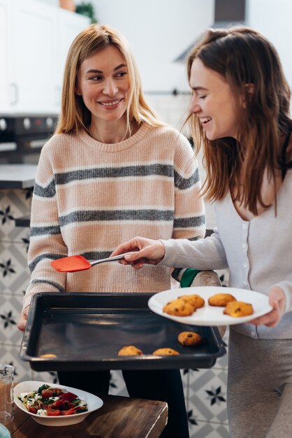 Amigas en la cocina hornearon galletas.