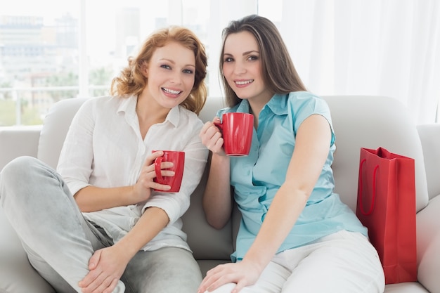 Amigas com café em casa