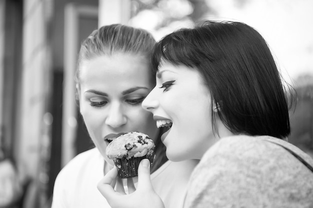 Las amigas comen muffin de arándanos en París, Francia, el hambre, la tentación, el apetito, el concepto, los postres, los bocadillos, los pasteles.