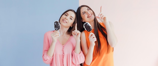 Amigas comiendo helado juntas