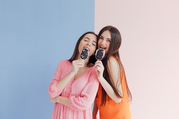 Amigas comiendo helado juntas