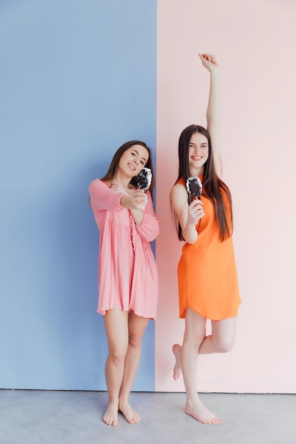 Amigas comiendo helado juntas