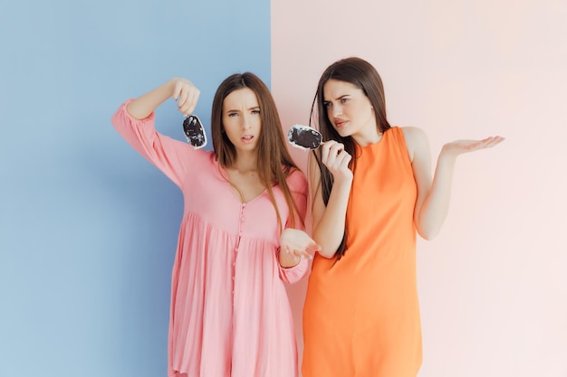 Foto amigas comiendo helado juntas