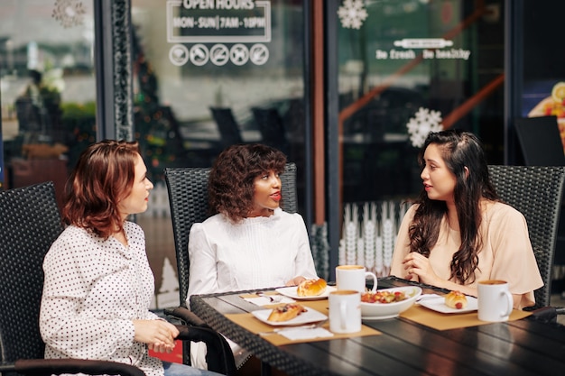 Amigas comiendo