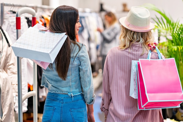 amigas comprando roupas na loja