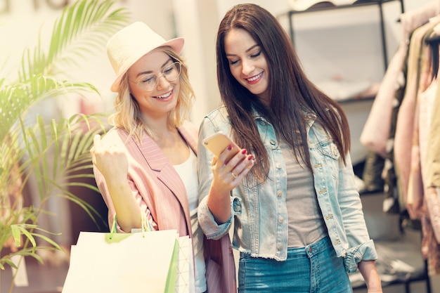 amigas comprando roupas na loja