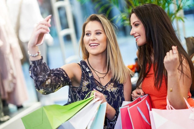 amigas comprando roupas na loja