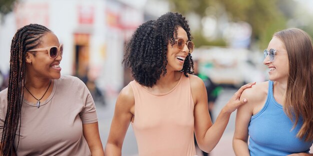 Amigas conversando felizes e viajando com mulheres em Nova York junto com um sorriso Comunicação rindo e liberdade de jovens viajando de férias e férias caminhando em uma cidade