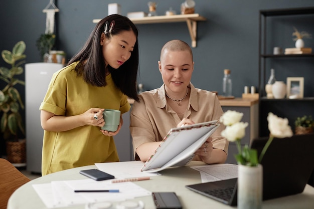 Amigas da Geração Z preparando-se para o teste escolar