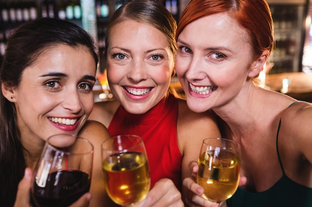 Amigas disfrutando de vino en discoteca