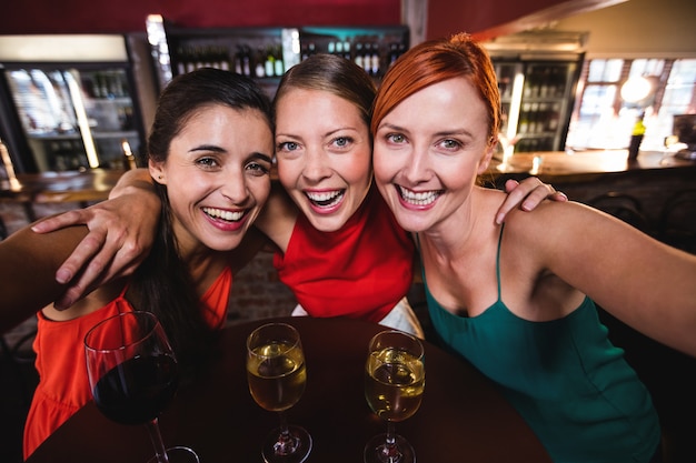 Amigas disfrutando de vino en discoteca