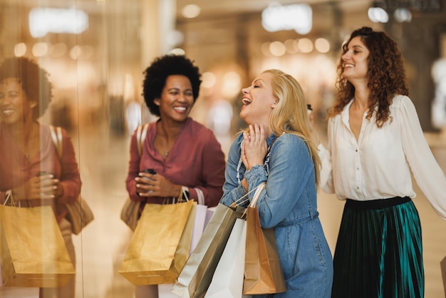 Amigas divirtiéndose haciendo compras