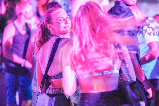 Amigas durante um concerto de música à noite